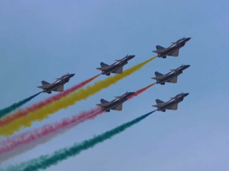 2025年3月，泰国空军基地上空，中国空军八一飞行表演队七架歼-10表演机划破长空